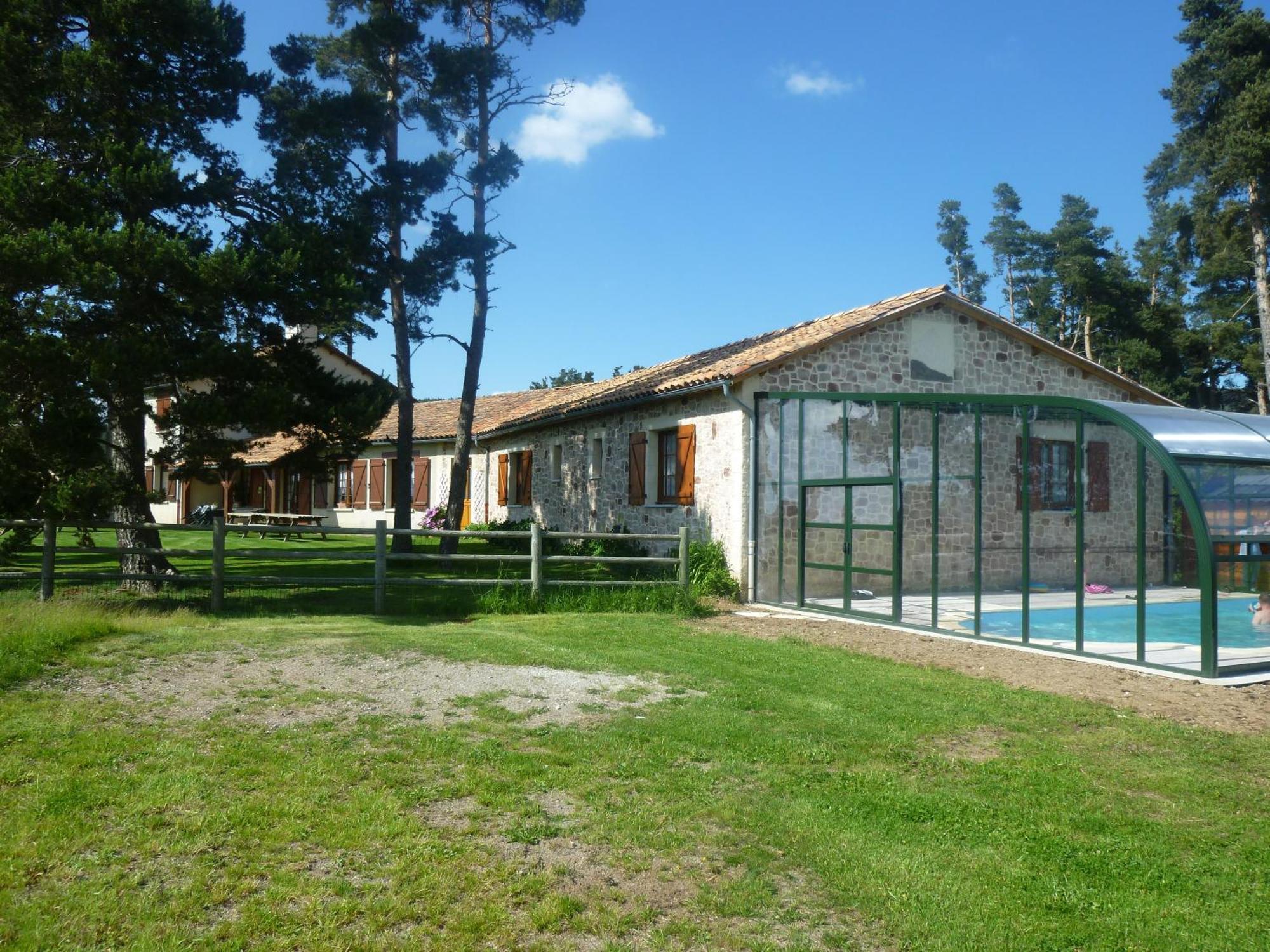 Auberge les Volpilières Ruynes-en-Margeride Exterior foto